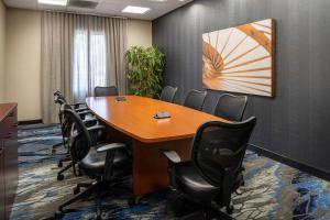 uma sala de conferências com uma mesa de madeira e cadeiras em Fairfield Inn & Suites by Marriott Visalia Tulare em Tulare