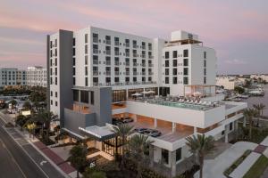 清水海灘的住宿－AC Hotel by Marriott Clearwater Beach，享有带游泳池的建筑的空中景致