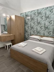 1 dormitorio con 1 cama grande y un mural en la pared en B&B Simplicity 10 MIN from POMPEI, en Boscotrecase