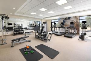 una palestra con diversi tapis roulant, pesi e attrezzature per il fitness di SpringHill Suites Fresno a Fresno