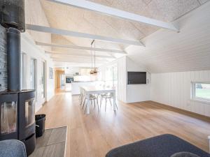 Μια τηλεόραση ή/και κέντρο ψυχαγωγίας στο 8 person holiday home in Blåvand