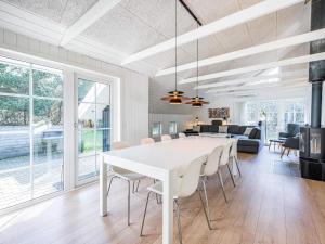 Χώρος καθιστικού στο 8 person holiday home in Blåvand