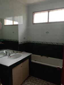 A bathroom at Villa Ciater carera 1