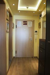 um corredor com uma porta de madeira num quarto em DERELLI Deluxe and DERELLI Adorable apartments em Sófia