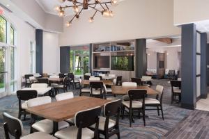 - un restaurant avec des tables et des chaises dans une salle dans l'établissement Residence Inn Fort Myers Sanibel, à Truckland
