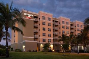 ein Hotel in der Nacht mit Palmen davor in der Unterkunft Residence Inn Fort Myers Sanibel in Truckland