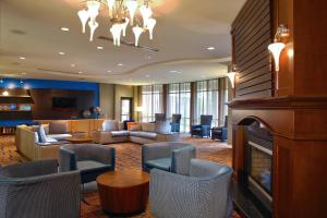 een lobby met banken en een open haard in een hotel bij Courtyard by Marriott Hamilton in Hamilton