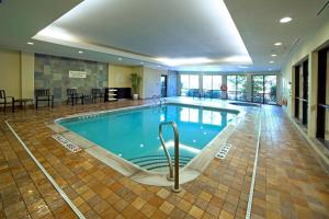 uma grande piscina num quarto de hotel em Courtyard by Marriott Hamilton em Hamilton