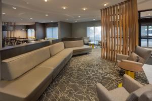Posezení v ubytování SpringHill Suites by Marriott Newark International Airport