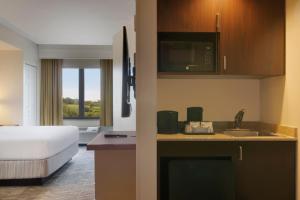 Postel nebo postele na pokoji v ubytování SpringHill Suites by Marriott Newark International Airport
