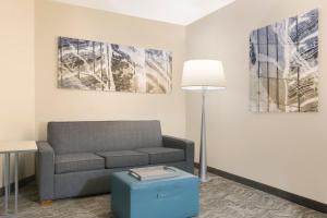 Posezení v ubytování SpringHill Suites by Marriott Newark International Airport