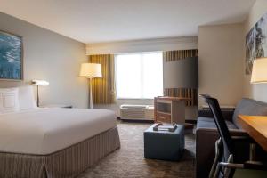 Postel nebo postele na pokoji v ubytování SpringHill Suites by Marriott Newark International Airport