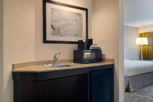 Postel nebo postele na pokoji v ubytování SpringHill Suites by Marriott Newark International Airport