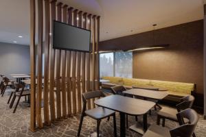 TV a/nebo společenská místnost v ubytování SpringHill Suites by Marriott Newark International Airport