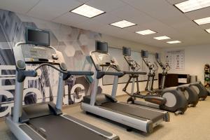 Fitness centrum a/nebo fitness zařízení v ubytování SpringHill Suites by Marriott Newark International Airport