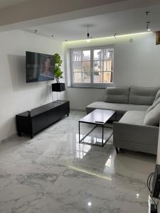 uma sala de estar com um sofá e uma mesa em PrimeBnb LuxusApartment em Wetzlar