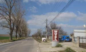 un panneau indiquant une station-service sur le côté d'une route dans l'établissement Motel Alexander, à Olteniţa