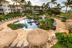 una vista aérea de una piscina del complejo con sillas y sombrillas en Marriott's Kauai Lagoons - Kalanipu'u, en Lihue