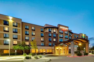 um edifício de hotel com uma placa que lê Comfort Inn em Courtyard Phoenix North / Happy Valley em Phoenix