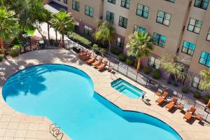 una vista aérea de una piscina frente a un hotel en Courtyard Phoenix North / Happy Valley en Phoenix