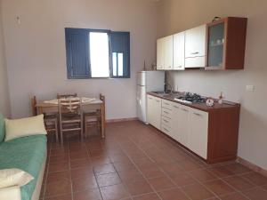 cocina con sofá y cocina con mesa en Mediresidence Maeggio, en Contrada Maeggio