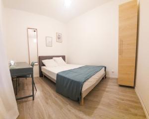 Postel nebo postele na pokoji v ubytování ArtSmalt *Idéal Pro * Proche commerces * 2 chambres * Tout confort