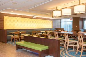 Restoran atau tempat lain untuk makan di Fairfield Inn & Suites by Marriott Tampa Westshore/Airport