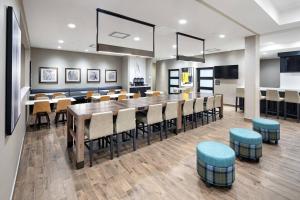 une grande salle à manger avec une grande table et des chaises dans l'établissement Residence Inn by Marriott Toronto Mississauga West, à Mississauga