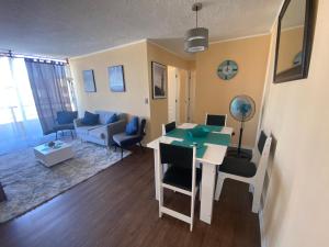ein Wohnzimmer mit einem Tisch und einem Sofa in der Unterkunft Departamento familiar in Curicó