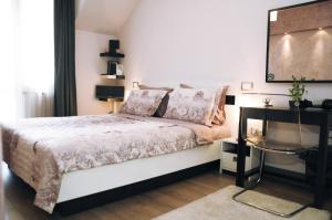 מיטה או מיטות בחדר ב-DERELLI Deluxe and DERELLI Adorable apartments