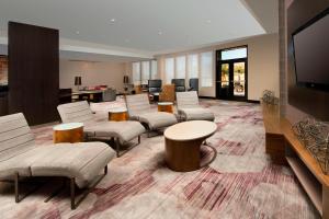 sala de estar con sillas y TV de pantalla plana en Courtyard by Marriott Tyler, en Tyler