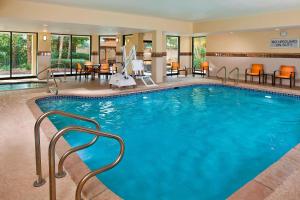 a large swimming pool in a hotel room at Courtyard by Marriott Covington / Mandeville in Covington