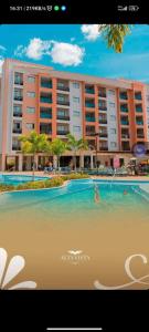 una foto de una piscina frente a un hotel en Alta Vista Thermas Resort, en Caldas Novas
