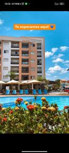 una imagen de un edificio con piscina en Alta Vista Thermas Resort, en Caldas Novas