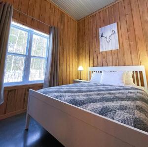 Postel nebo postele na pokoji v ubytování Chalets du Domaine Yamaska + 26 fotografií