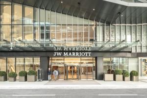 duży budynek z napisem z przodu w obiekcie JW Marriott Parq Vancouver w mieście Vancouver