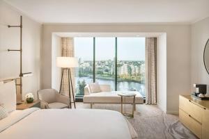 Postel nebo postele na pokoji v ubytování JW Marriott Parq Vancouver + 37 fotografií