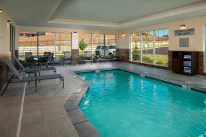 貝茲維爾的住宿－貝茨維爾品質酒店，大楼内带桌椅的游泳池