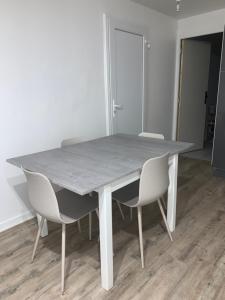 Fotografia z galérie ubytovania Superbe appartement en hyper centre-ville v destinácii Châteauroux + 9 fotografií