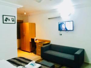 TV a/nebo společenská místnost v ubytování Ne-yo hotel & rv lodges