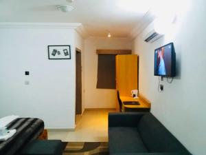 TV a/nebo společenská místnost v ubytování Ne-yo hotel & rv lodges