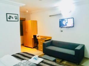 TV a/nebo společenská místnost v ubytování Ne-yo hotel & rv lodges