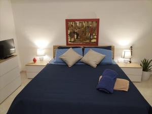 a bedroom with a blue bed with a blue hat on it at InCentro Palermo in Palermo