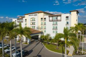 un hotel con palmeras delante en SpringHill Suites by Marriott Fort Myers Estero en Estero