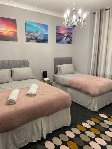 Ένα ή περισσότερα κρεβάτια σε δωμάτιο στο Spacious one bedroom flat, entire property.