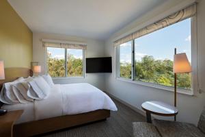 Element Spring Valley في سبرينغ فالي: غرفة نوم بسرير ابيض ونوافذ