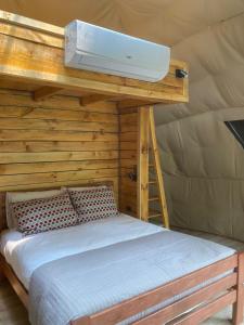a bedroom with a bed in a tent at Bosque Vivo in Recinto