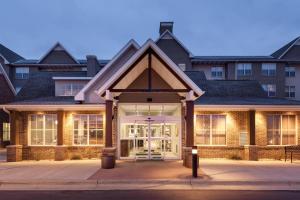 um edifício com a porta da frente iluminada à noite em Residence Inn South Bend Mishawaka em South Bend