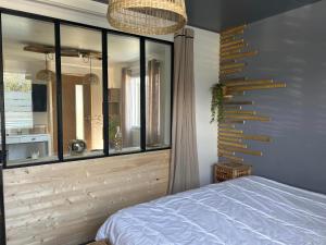 オービニヨスクにあるLa Salamandre de l Olivier - Le Laurierのベッドルーム1室(ベッド1台、大きな窓付)
