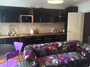 A kitchen or kitchenette at Rivers Street Georgian City Apartment 